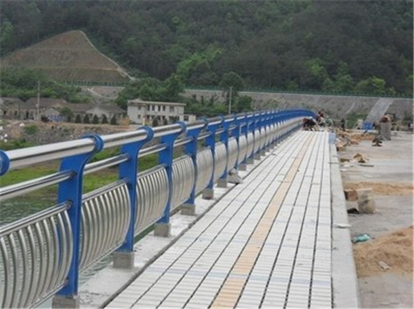 黑河不锈钢桥梁护栏的特性及其在现代建筑中的应用